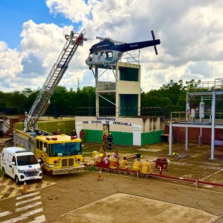 Torre de entrenamiento con fuselaje de helicóptero y unidad bomberil